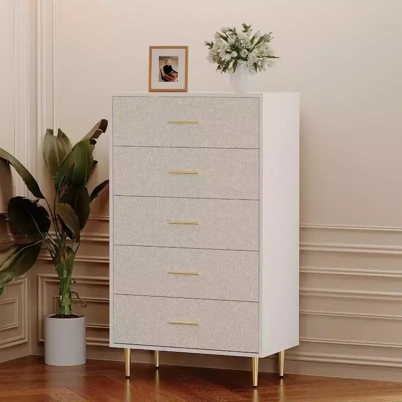 Commode haute et étroite ; commode fine en bois avec poignées et pieds en métal doré