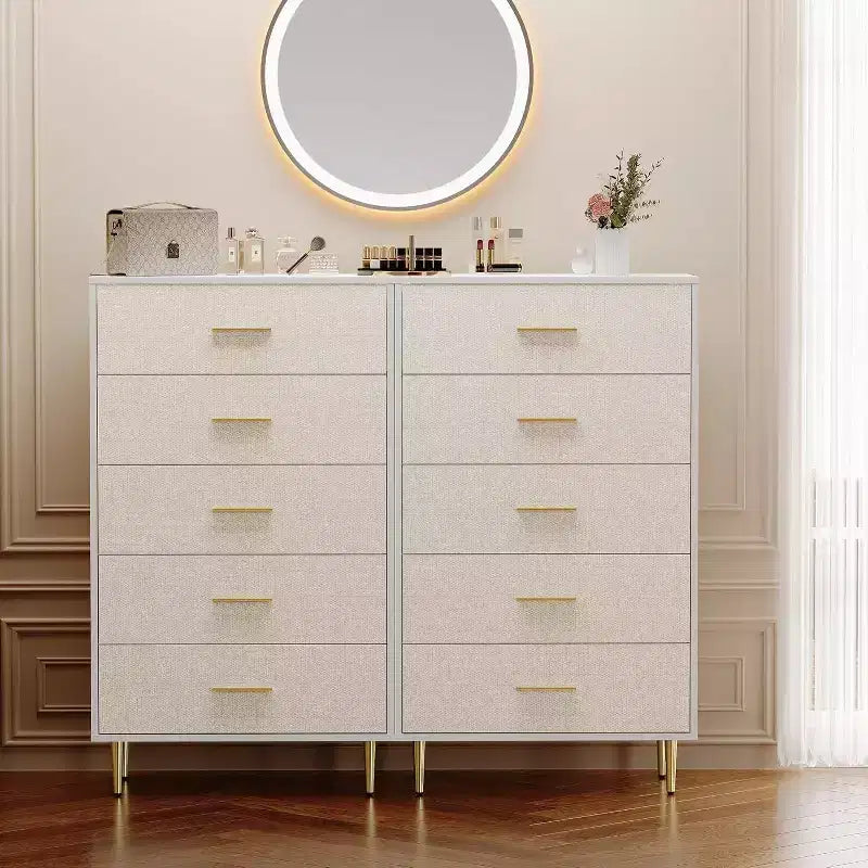 Commode haute et étroite ; commode fine en bois avec poignées et pieds en métal doré