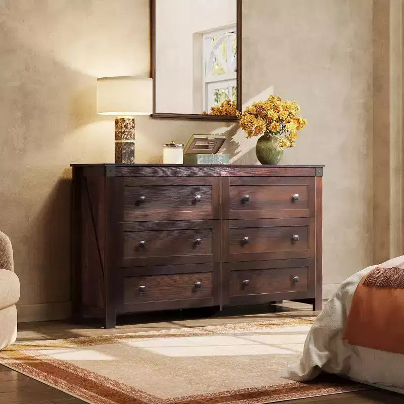 Une commode en bois à six tiroirs, de 134,8 cm de large, pouvant également servir de meuble TV, adaptée à un téléviseur de 60 pouces