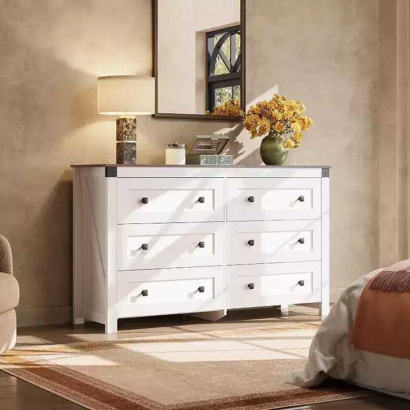 Une commode en bois à six tiroirs, de 134,8 cm de large, pouvant également servir de meuble TV, adaptée à un téléviseur de 60 pouces