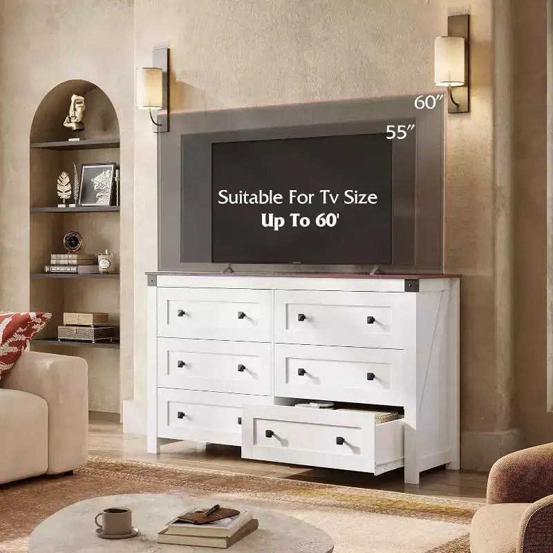 Une commode en bois à six tiroirs, de 134,8 cm de large, pouvant également servir de meuble TV, adaptée à un téléviseur de 60 pouces