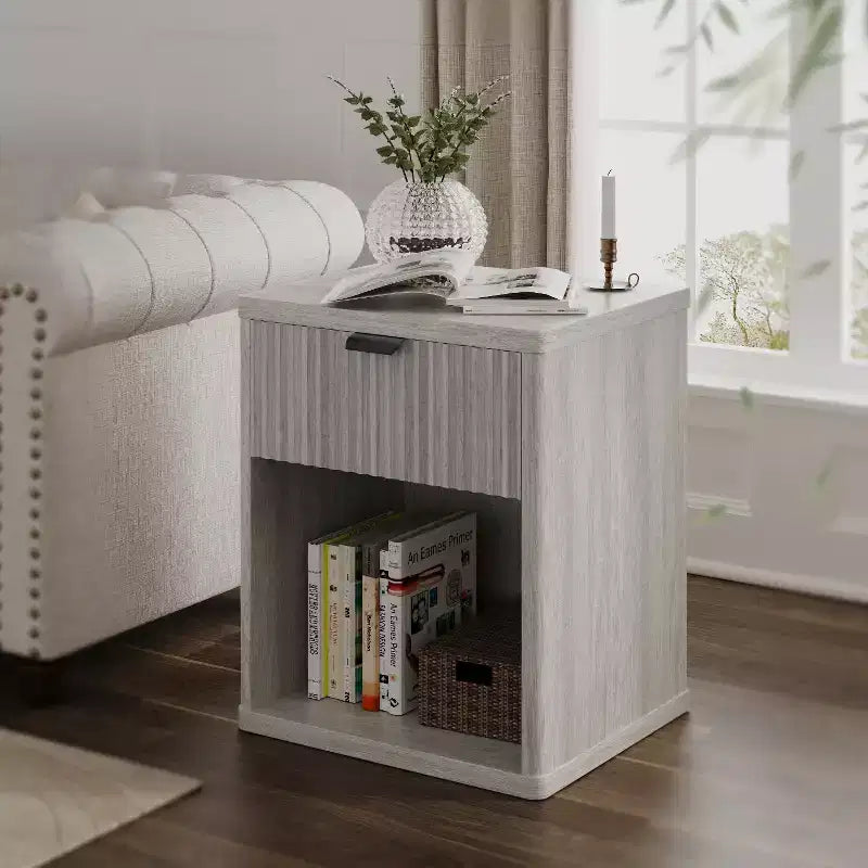 Une grande table de chevet pour la chambre, une table de chevet moderne avec tiroirs et une petite table d'appoint de canapé en bois de style médiéval