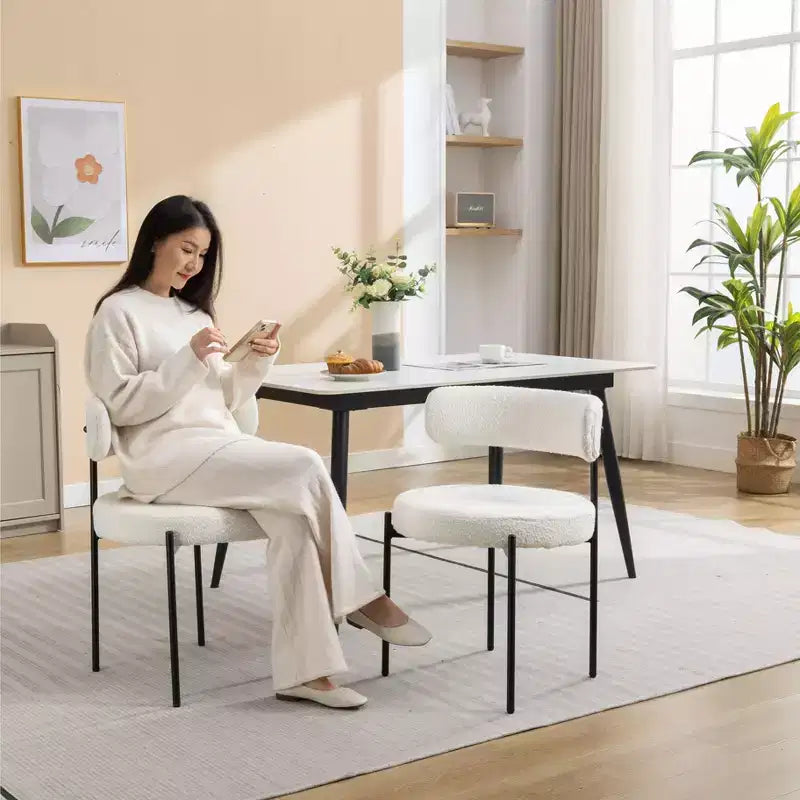 Chaise de salle à manger moderne en tissu à dossier rond, avec coussins épais et pieds en métal ; chaise d'appoint confortable pour la cuisine ou le salon