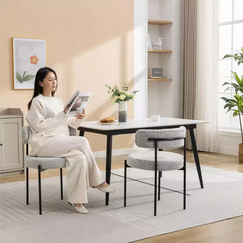 Chaise de salle à manger moderne en tissu à dossier rond, avec coussins épais et pieds en métal ; chaise d'appoint confortable pour la cuisine ou le salon