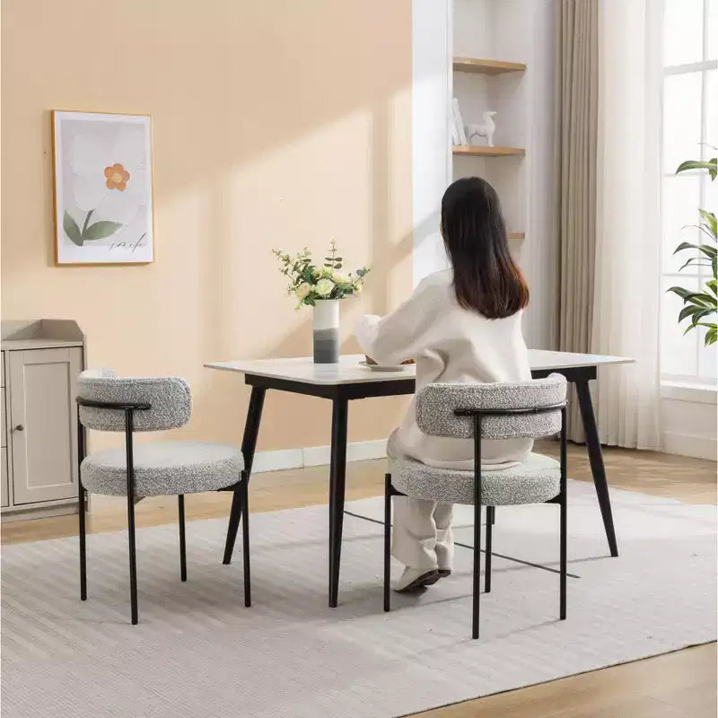 Chaise de salle à manger moderne en tissu à dossier rond, avec coussins épais et pieds en métal ; chaise d'appoint confortable pour la cuisine ou le salon