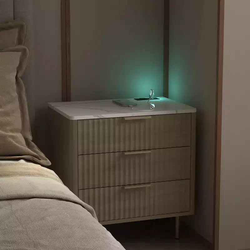 Table de chevet intelligente de 22 pouces avec station de recharge, dotée d'une veilleuse et d'une finition en grain de bois